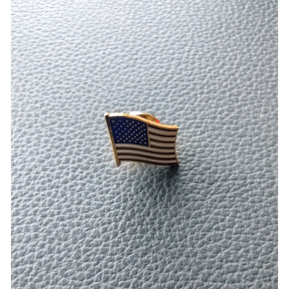 Vintage American Flag Gold Tone Vintage Lapel Pin